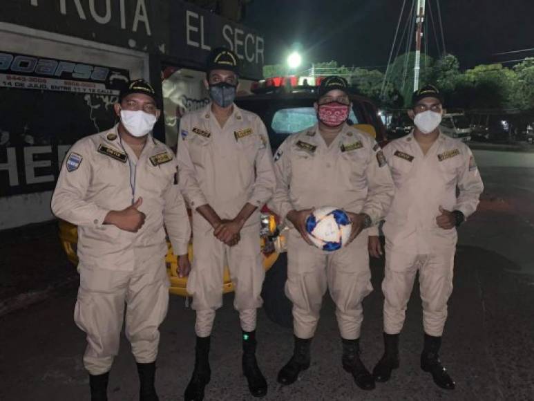 El Club Deportivo Vida tuvo un detalle con unos bomberos en La Ceiba al regalarles un balón autografiado.