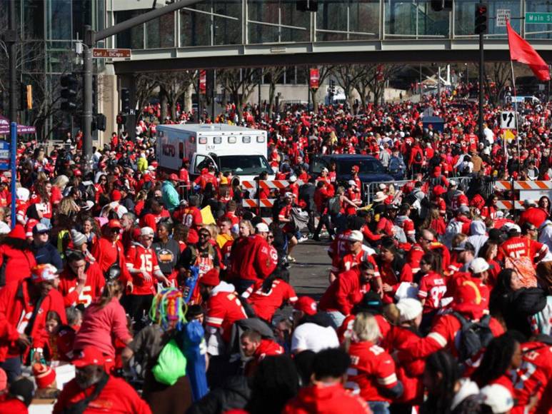 Miles de personas salieron a las calles de Kansas City para celebrar con su equipo el Super Bowl LVIII que ganaron el domingo en un partido frente a los San Francisco 49ers por 25-22.