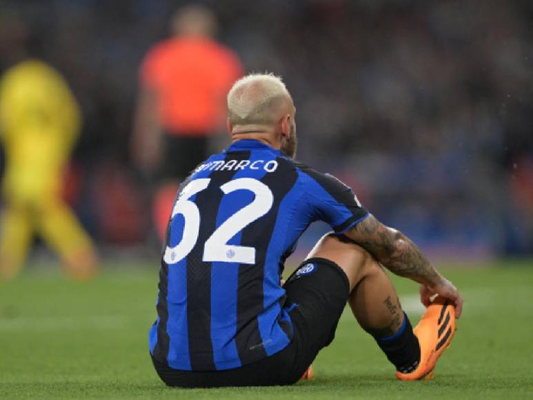El futbolista italiano Federico Dimarco mostró su decepción tras culminar el partido.