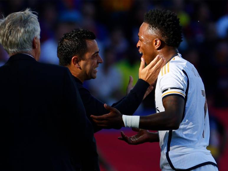 Xavi inclusive le tocó el rostro a Vinicius y el brasileño evidenció su malestar con el DT del Barcelona.