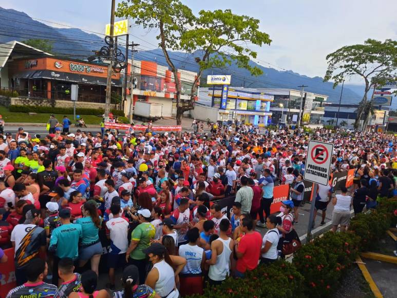 Miles de corredores participaron en la Maratón de La Prensa. 