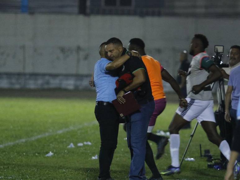 Tras el pitazo final, José Humberto Rivera, DT del Juticalpa, saludó a integrantes del Independiente que estaban tristes por perder el título.