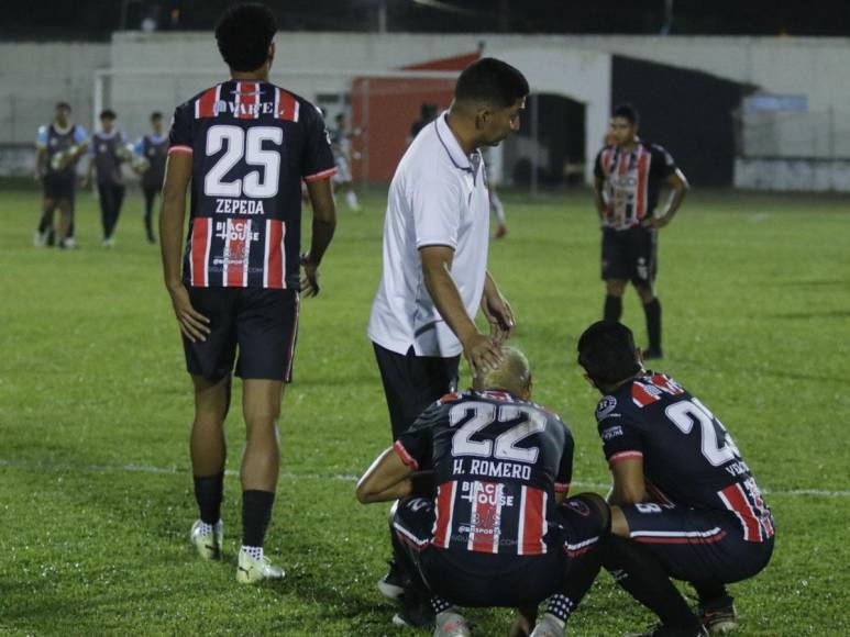 Jugadores del Independiente terminaron cabizbajos tras dejar escapar el título.