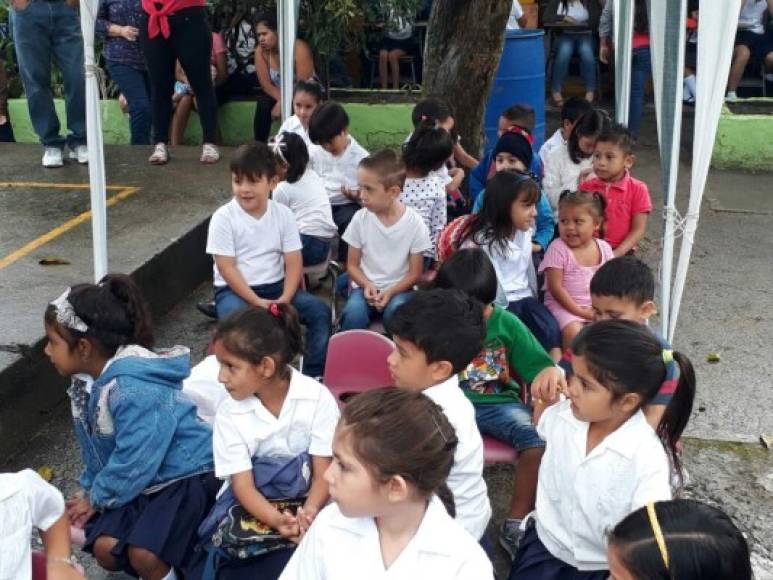 Los pequeños esperan el inicio de clases en su primer día.