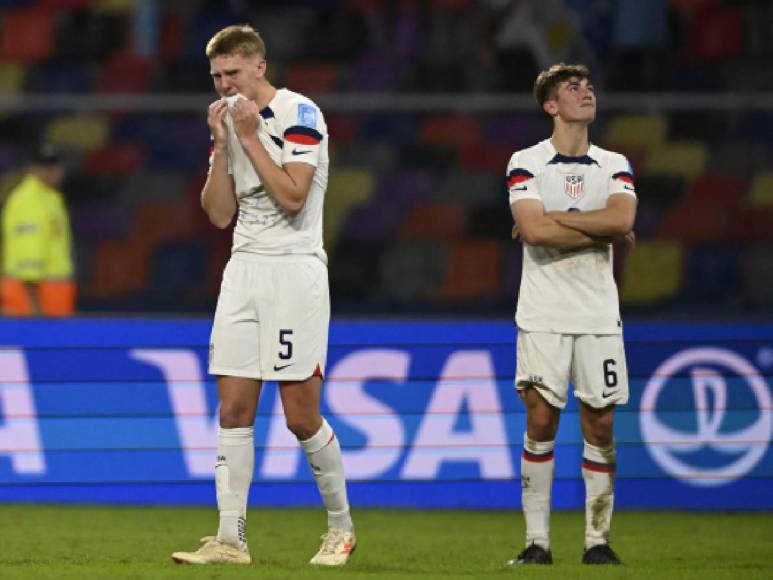 Entre lágrimas se despidieron varios futbolistas de Estados Unidos.