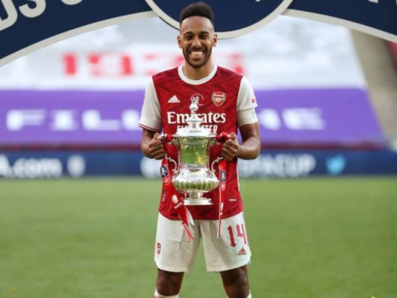 Pierre Emerick Aubameyang está cada vez más cerca que nunca de renovar su contrato con el Arsenal. El Daily Telegraph afirma que en las últimas horas se han acelerado las conversaciones para mantener al gabonés en el Emirates Stadium. El medio británico va más alla y asegura que el delantero ampliará su contrato hasta 2023, silenciando los rumores que le colocaban fuera del conjunto londinense.