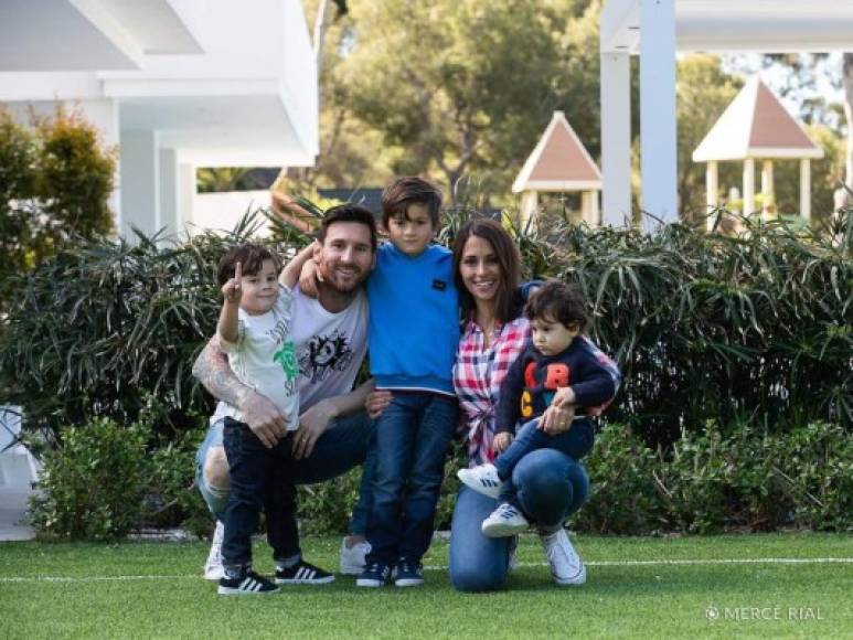 Messi recibió descanso por parte de su entrenador por lo que no viajó con el Barcelona al duelo ante Huesca. El astro argentino aprovechó para disfrutar el día con Antonela Roccuzzo y sus hijos. La chica subió esta foto en su cuenta de Instagram.