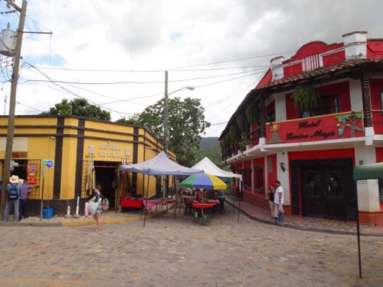 Una calle con venta de artesanía en Copán Ruinas, Honduras.