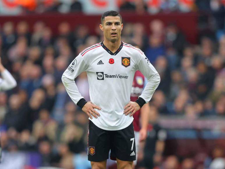 Cristiano Ronaldo se fue frustrado del campo tras su pelea y por la derrota que sufrió el Manchester United en Villa Park.