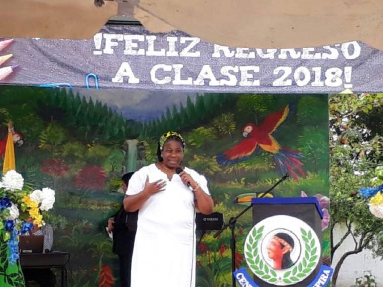 La directora departamenta de Educación de Cortés, Sara Doris Sambulá, se dirige a maestros, padres de familia y alumnos en un acto de la jornada inaugural desarrollado en la Escuela Lempira de San Pedro Sula.