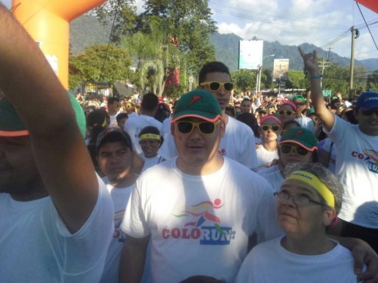 Miles de hondureños participaron con sus familias en el Colorun 2014.