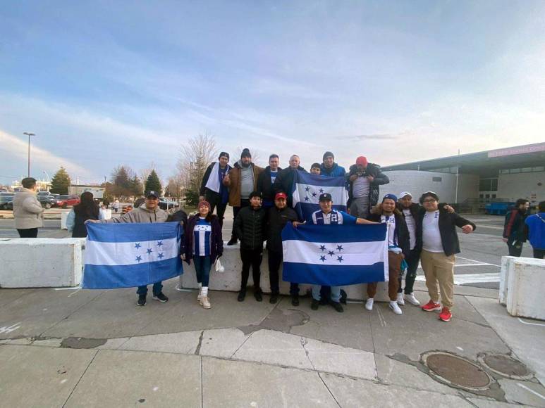 Los hondureños se hicieron presentes con camisetas y banderas de la Selección de Honduras.