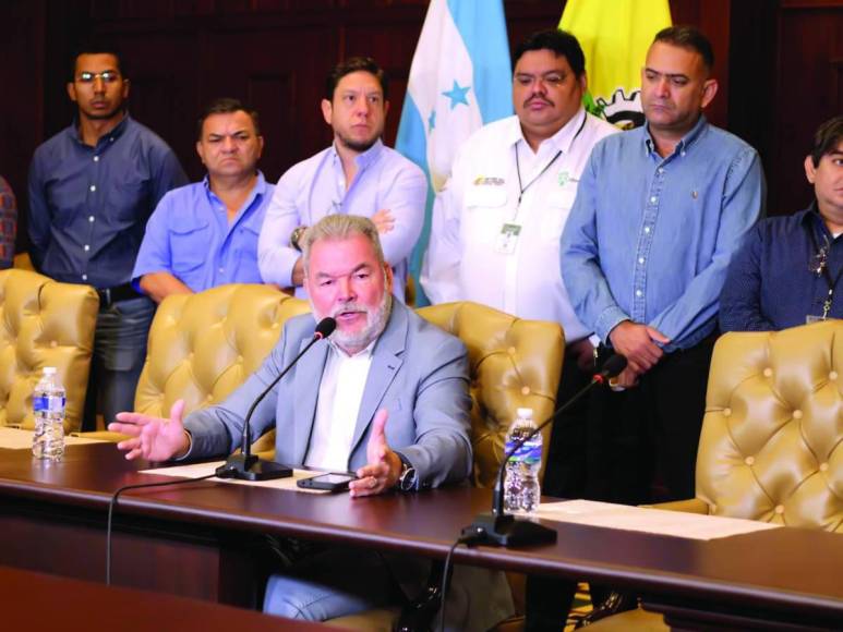 Todos los regidores municipales dieron su respaldo al alcalde Roberto Contreras.