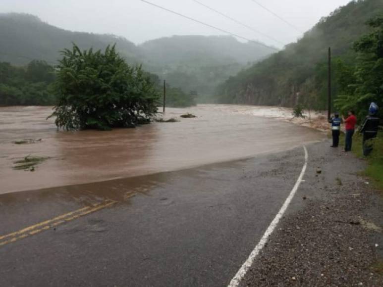 Las autoridades reportaron el desbordamiento del río sobre el puente Huigito que conecta con el departamento de Lempira y Copán.
