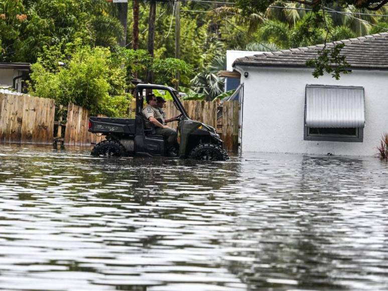 Las lluvias torrenciales inundaron gran parte del área metropolitana de Miami, en el sureste de Estados Unidos, dejando decenas de vehículos varados en las calles y obligando a cerrar las escuelas y el aeropuerto de Fort <b>Lauderdale</b> al menos hasta el viernes por la mañana. 