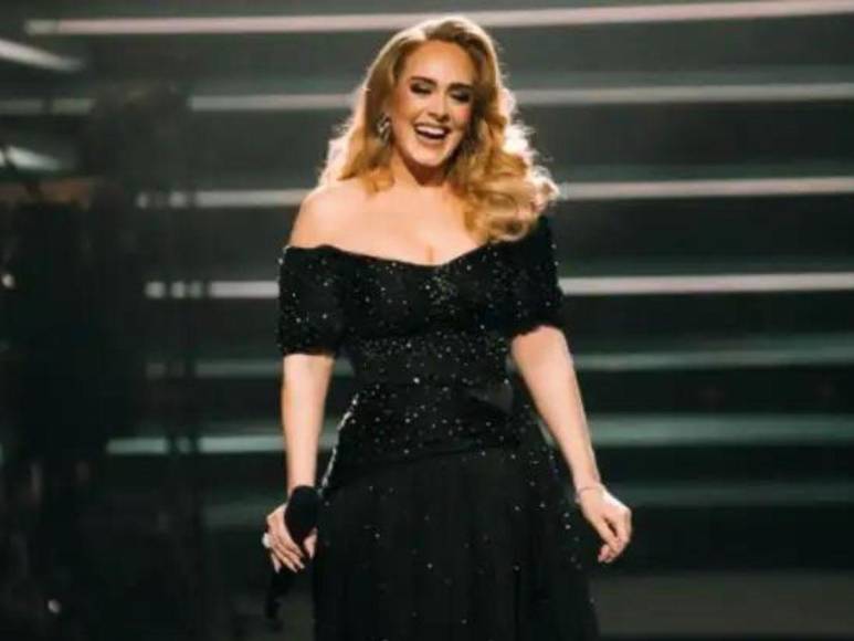 Adele se sincera con su público, por lo que dialoga y abre su corazón respecto de lo que siente al presentarse en vivo frente a la audiencia.