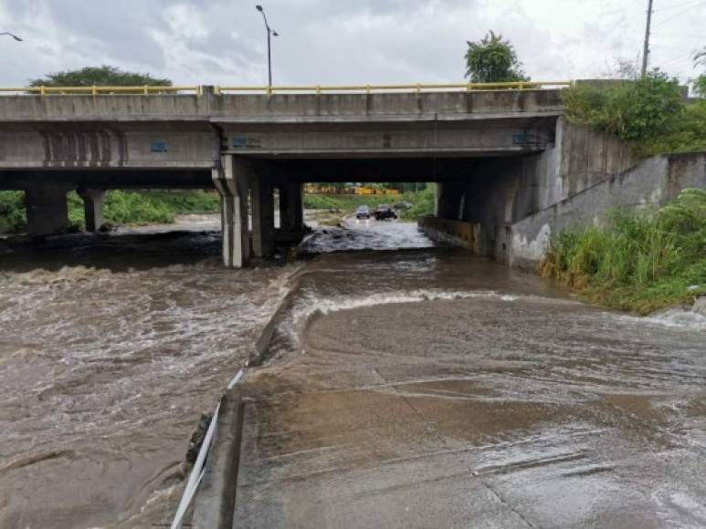 Las lluvias que se registran en la zona norte del país han provocado calles anegadas en San Pedro Sula, Chamelecón, y el desbordamiento del río Bermejo, en Choloma, Cortés, zona norte de Honduras.