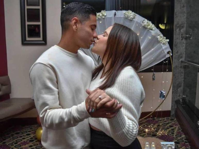 Carlos Pineda: El centrocampista del Olimpia le pidió matrimonio a su novia.