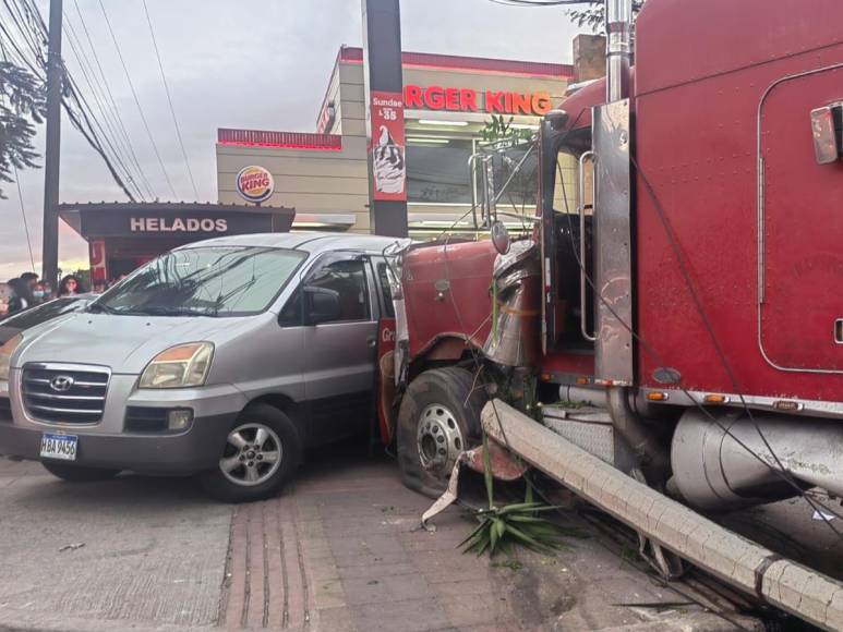 El accidente generó congestionamiento vehicular en la hora pico del sector de la Unah.