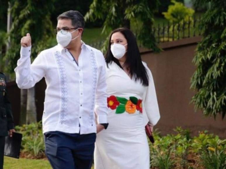 El año 2020 no fue la excepción; si bien las celebraciones se vieron afectadas por la pandemia, la pareja presidencial volvió a lucir trajes hechos por artistas hondureños.