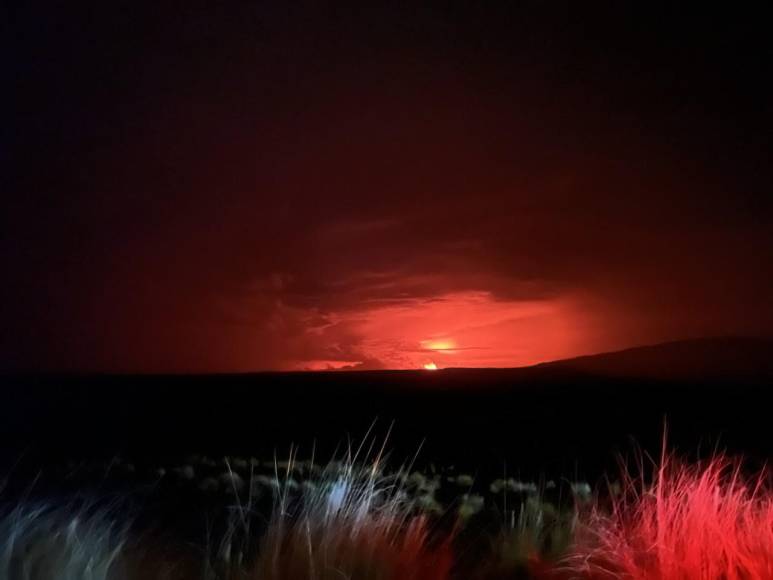 El vulcanólogo Robin George Andrews dijo que hay un gran riesgo si la lava comienza a salirse de las grietas hacia los costados del volcán. 