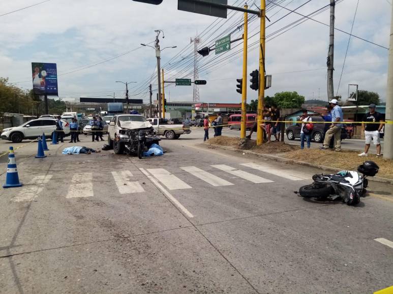 Los cuerpos de las dos mujeres quedaron en el lugar del accidente por varias horas hasta que sus familiares se los llevaron para darle cristiana sepultura.