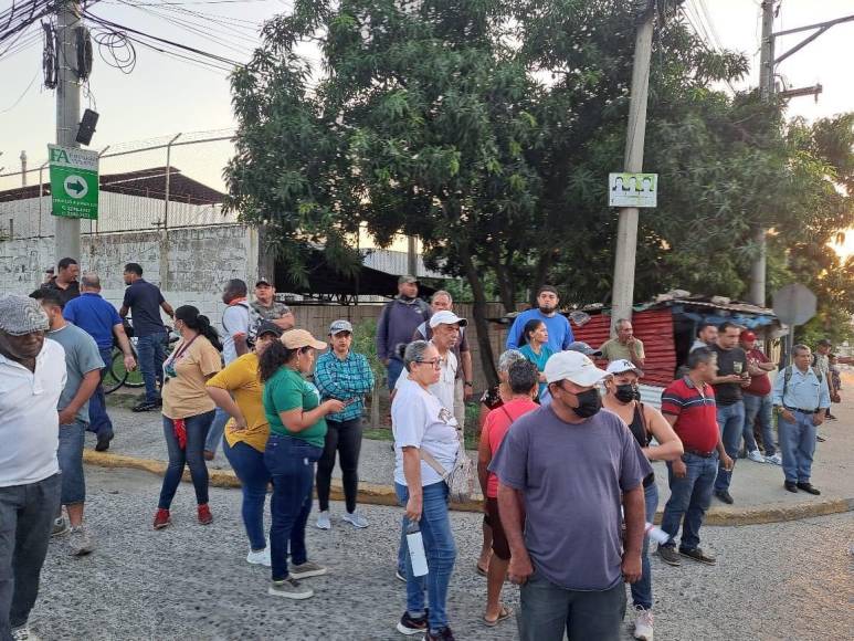 Pobladores bloquearon el eje carretero que da acceso a San Pedro Sula. 