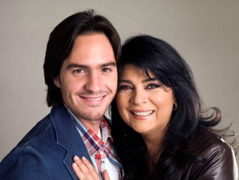 También hablaron sobre el 'romance' de Victoria Ruffo y Mauricio Ochmann cuando protagonizaron la telenovela 'Victoria'. <br/><br/>En la plática, Ochmann comentó que Victoria Ruffo besa muy bien, a lo que el hijo mayor de la actriz mexicana resaltó: “¡Qué asco! Deja de decir eso”. <br/>