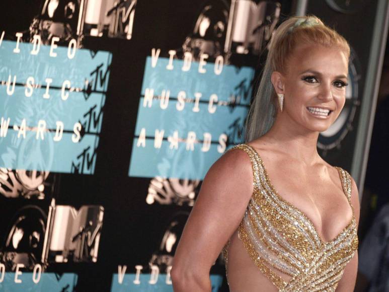 Britney Spears, de 41 años, no menciona el nombre de su pareja adolescente en el tan esperado libro, que llegará a las tiendas este martes 24 de octubre. Sin embargo, se dice que ese momento ella estaba saliendo con un chico llamado Donald “Reg” Jones.
