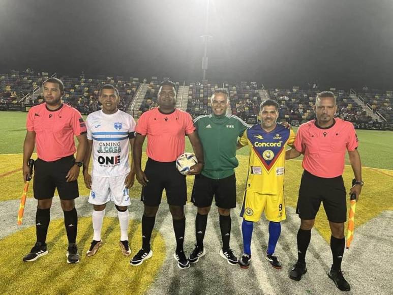 Dos históricos jugadores como Amado Guevara y Reinaldo Navia al momento de la fotografía con los árbitros del partido.