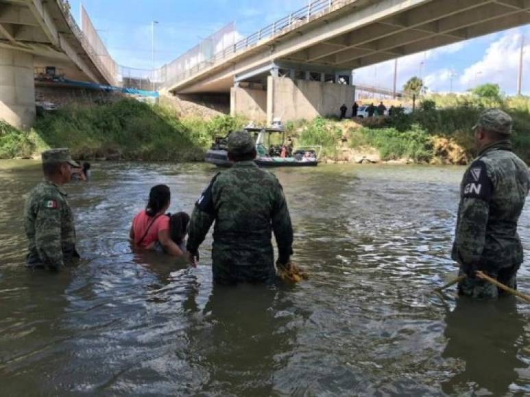 Militares mexicanos desplegados en las orillas del Río Bravo impidieron que un grupo de migrantes hondureños cruzara a Estados Unidos persuadiéndoles para que regresaran a territorio mexicano.