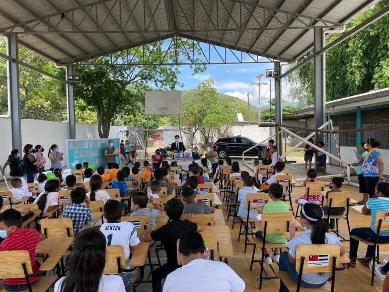 El gobierno de Taiwán, que fue aliado por décadas en Honduras, dijo también presente y donó decenas de pupitres para que los niños pudieran tener educación digna.