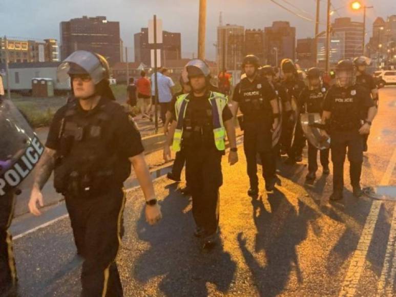 Más de 200 policías llegaron a los alrededores del estadio Red Bull Arena para poner orden en la batalla campal que protagonizaron los aficionados de Olimpia y Motagua.
