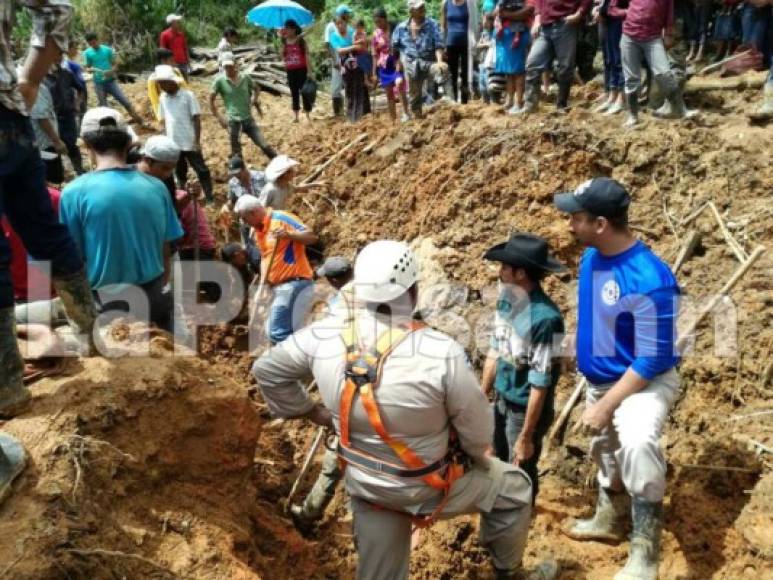 El Cuerpo de Bomberos de Honduras reportan el fallecimiento de tres personas tras un deslizamiento en El Guano, en Danlí, El Paraíso. Las víctimas son José Gonzáles y las niñas Josselin Hernández de 2 años y Maryury Hernández de 6 años.