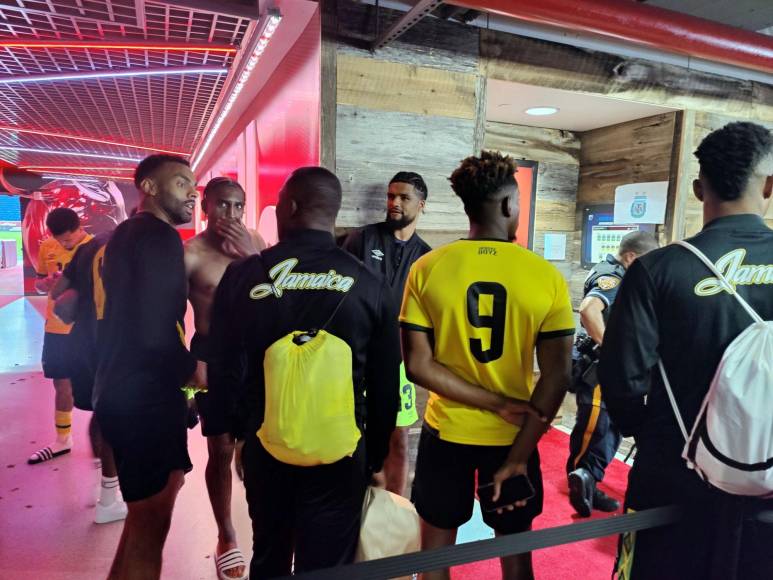 Tras el partido, los jugadores de Jamaica enloquecieron por la presencia de Messi y lo esperaron más de media hora en el vestuario para tomarse fotos y pedirle su camiseta.