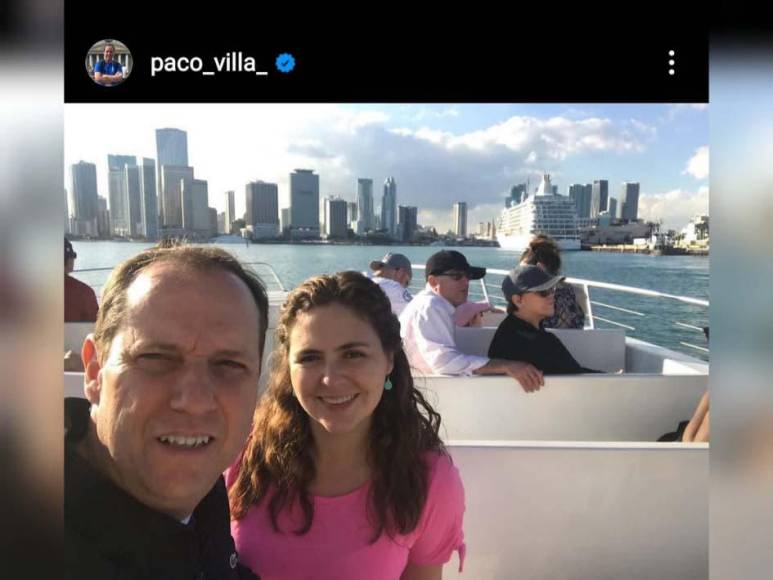 Paco Villa presume en sus redes sociales a su esposa y también hermanastra.