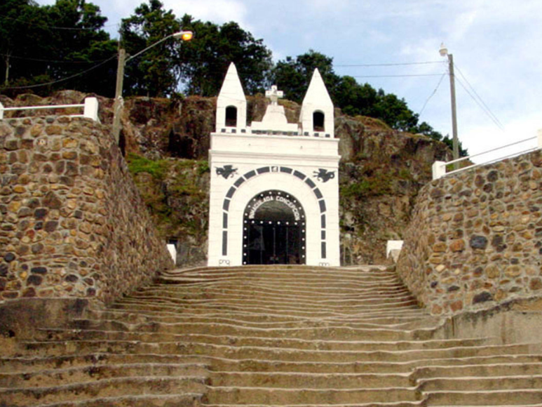 4. <b>La Gruta</b>, es una ermita construida en una cueva de piedra para llegar a ella hay que subir unas escalinatas que fueron talladas a mano, según relata la historia <b>fue construida en el año de 1934, por reclusos del centro penal de La Esperanza</b>.