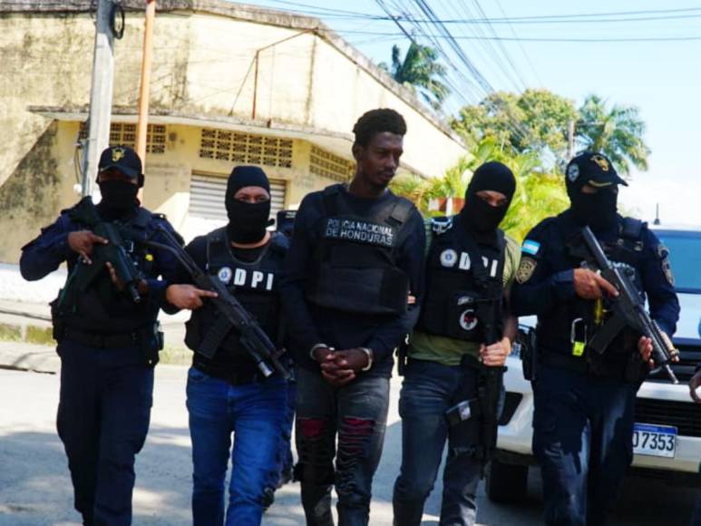 Las autoridades de Honduras informaron este martes la captura del presunto autor material del asesinato de tres mujeres de la etnia garífuna (negra), tiroteadas hace una semana en una playa en el Caribe del país.