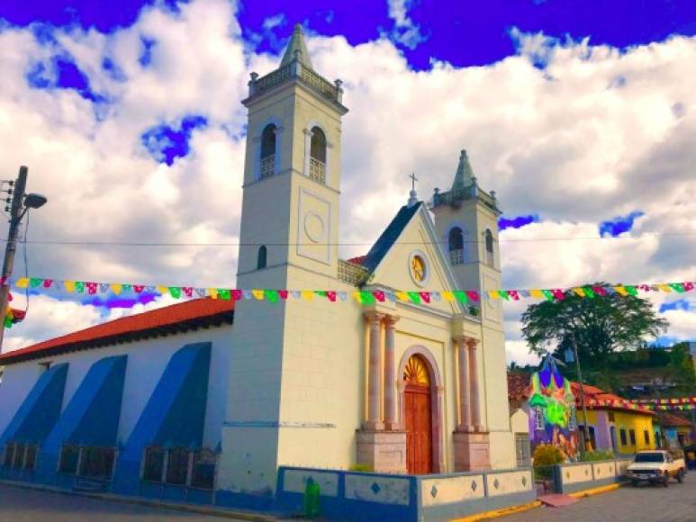 Los muros de Cantarranas, que han hecho del pueblo un rincón mágico de hermoso colorido, con obras que muestran el paisaje, la flora y fauna de Honduras, y a reconocidos poetas y escritores nacionales, entre otros motivos.