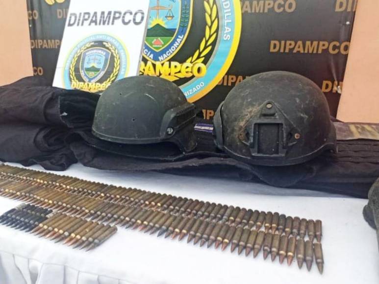 Este miércoles fue decomisado armamento de tipo militar, así como indumentaria representativa de la Armada hondureña, a presuntos pandilleros de la ‘18’ en un barrio de Tegucigalpa. 