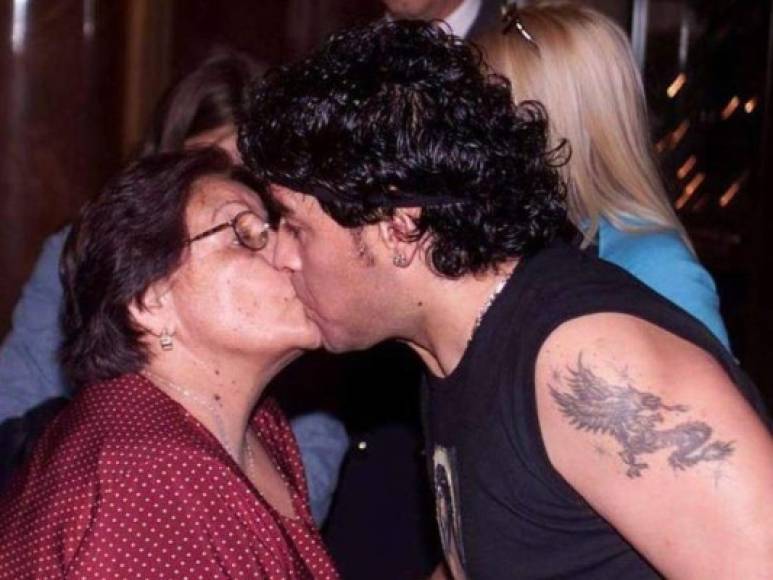 'Por mi madre estaría dispuesto a matar, a dejar el fútbol. Mi madre es el amor más grande de mi vida', Maradona en referencia a Dalma Franco, 'la Tota'.