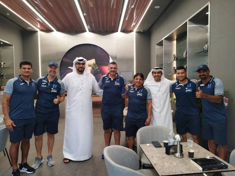 “Café con el fútbol de Arabia”, fueron las palabras que escribió Diego Vázquez acompañado con esta fotografía que colgó en Twitter junto a su cuerpo técnico.