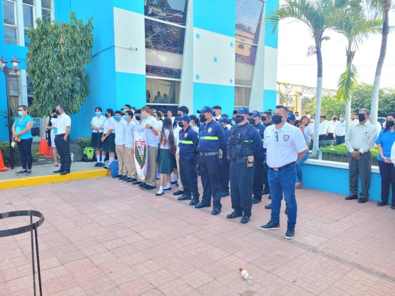 Asimismo, autoridades e institutos de la Lima, Cortés, llegaron hasta la municipalidad para participar de este evento del Día de la Bandera. 