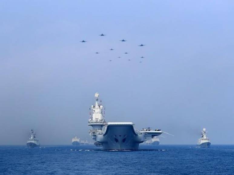 China muestra su furia contra Taiwán con sendos ejercicios militares con fuego real