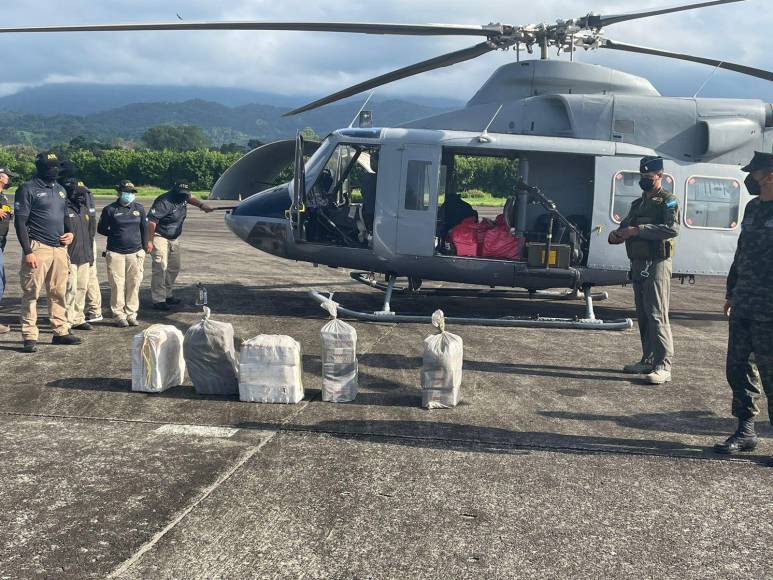 A esta hora, la evidencia y el detenido ya fueron trasladados hasta la base aérea Hernán Acosta Mejía de Tegucigalpa con apoyo de la Fuerza Aérea.