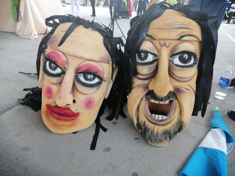 Dos de las máscaras que utilizaron en una presentación en la categoría de danza en pareja.