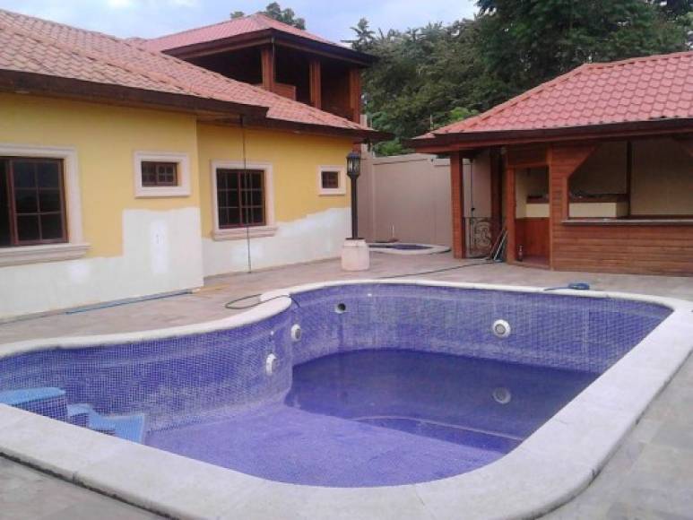 Una de las casas aseguradas en la Operación Centurión tiene una piscina en el patio.