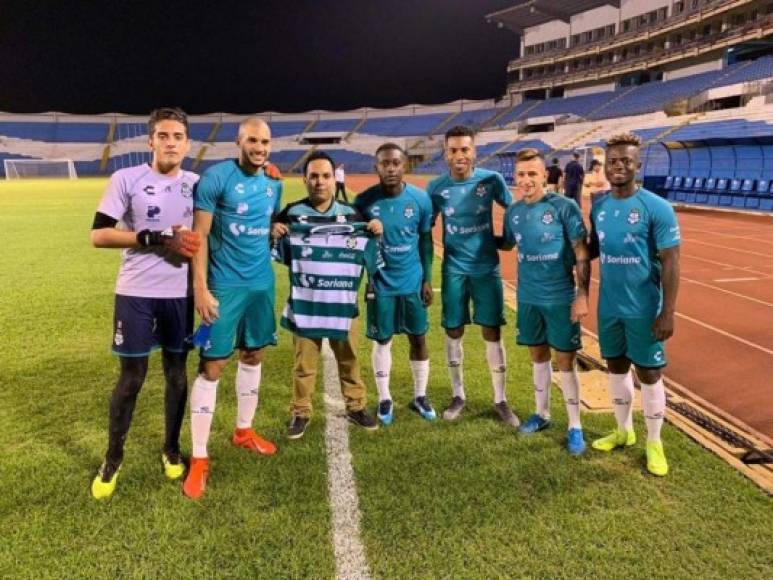 Jugadores del Santos Laguna posaron con el hondureño German Alvarado, aficionado del equipo lagunero.