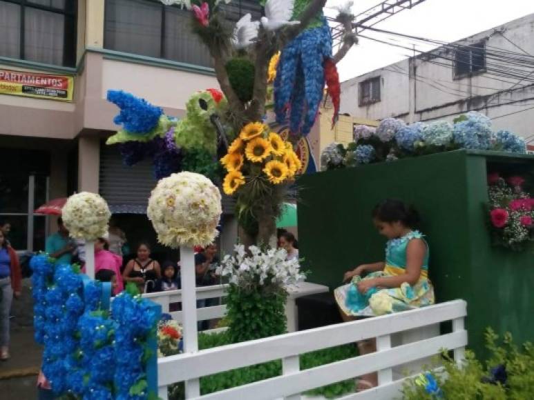 El desfile fue encabezado por los organizadores del festival portando el logotipo de la actividad donde se destacó el color y la armonía que se vive en Siguatepeque.