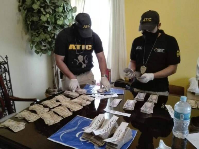 Un agente de la Atic informó que el dinero fue hallado cuando agentes inspeccionaban las habitaciones de la casa y encontraron una caja conteniendo el dinero.